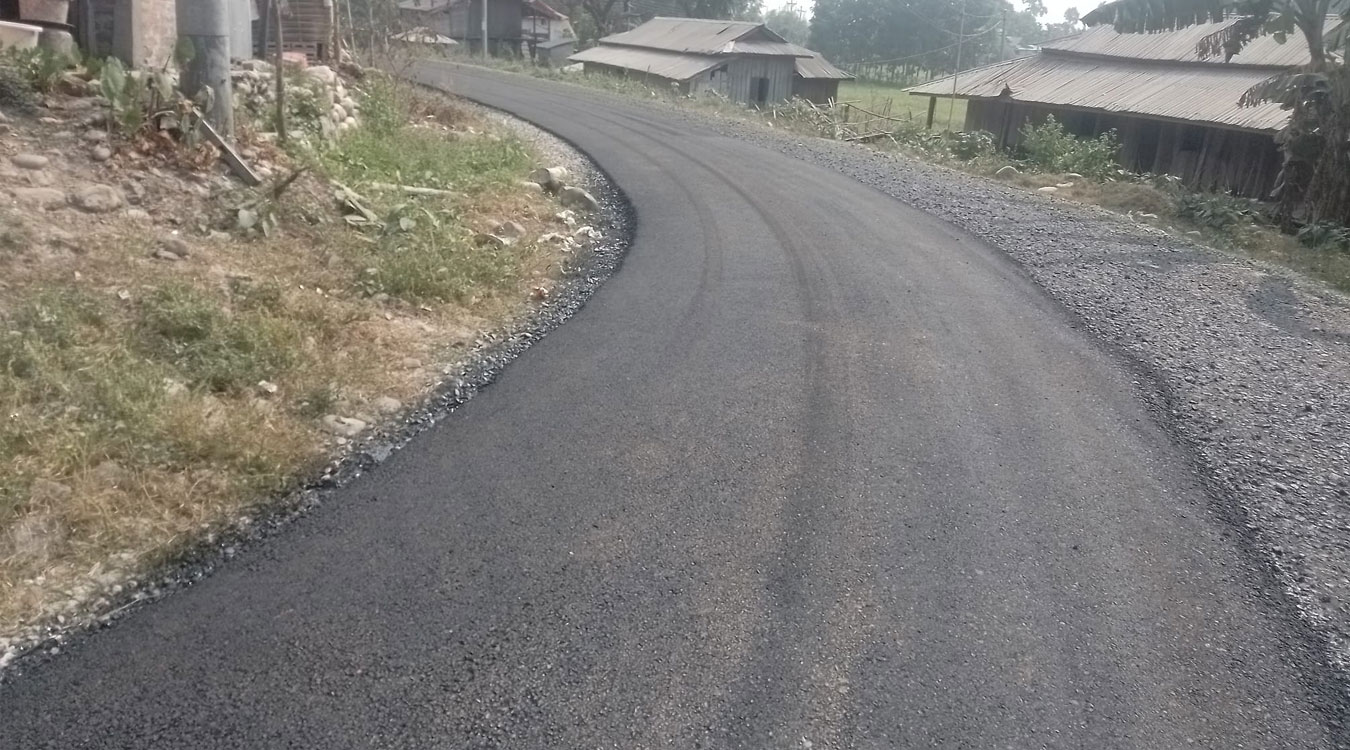 पर्वतको लुङ्खु-हुवास सडक धमाधम कालोपत्र हुँदै