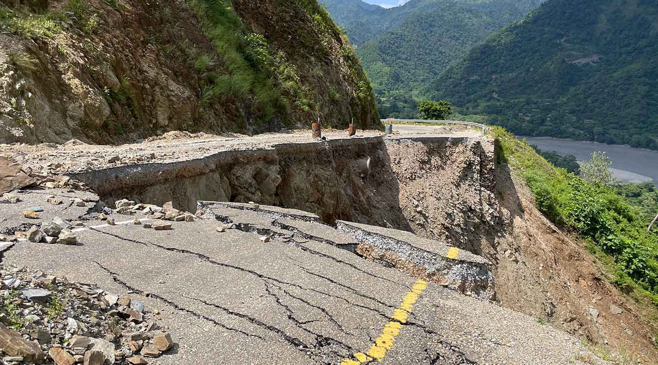 अविरल वर्षाले कर्णाली राजमार्गको कालीकोट सडकखण्ड अवरुद्ध