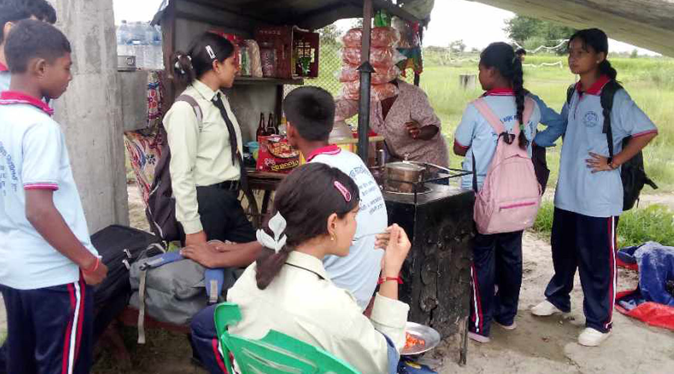 मकैको चटपटे बेचेर आत्मनिर्भर बन्दै अधिकारी