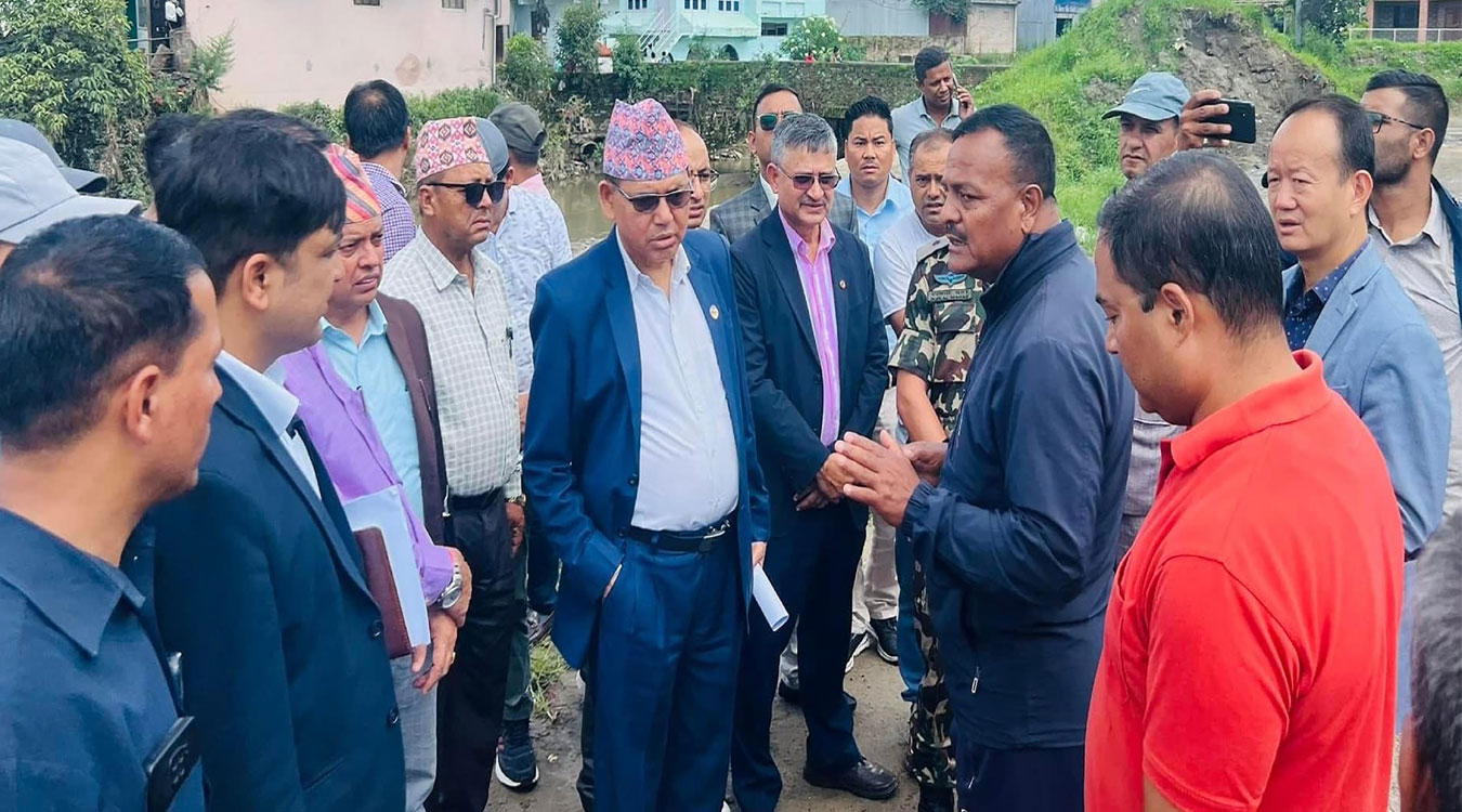 मन्त्री दाहालद्वारा डुबान क्षेत्र अवलोकन