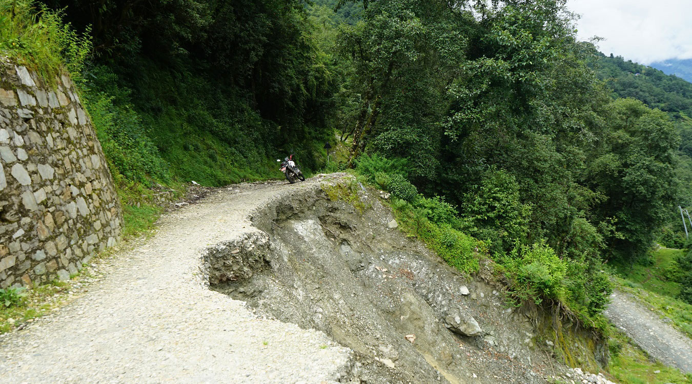 घोडेपानी सडक अवरुद्ध : पर्यटक र स्थानीयलाई सास्ती