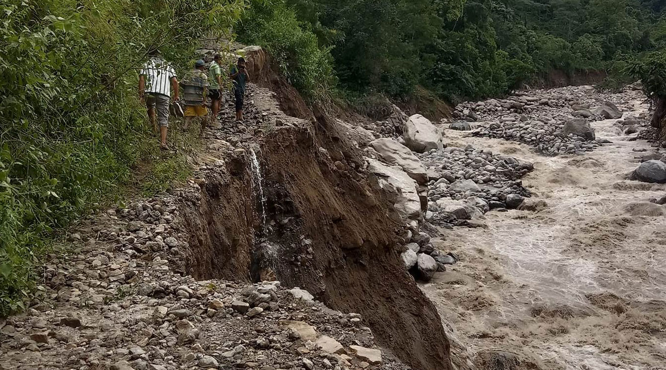 बाढीले सडक बगाएपछि साल्पासिलिछोमा आवागमन कष्टकर