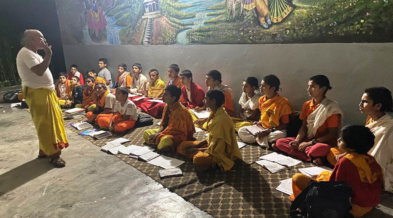 कक्षाकोठा छोडेर मन्दिरमा पढ्दै विद्यार्थी