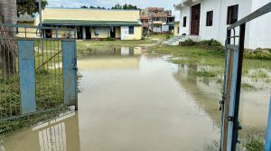 सामान्य वर्षामै स्वास्थ्य चौकी जलमग्न हुँदा सास्ती भोग्दै बिरामी