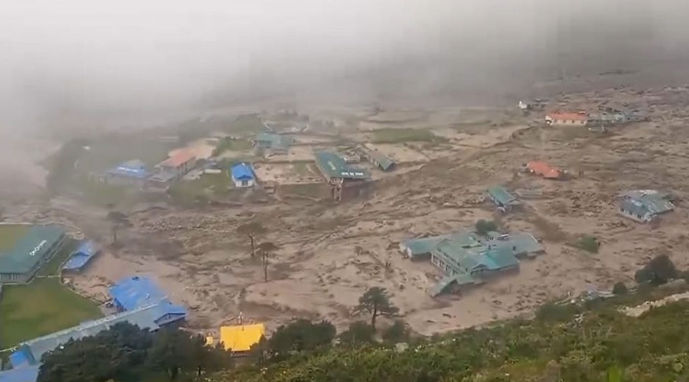 भोटेकोशी बाढीः खुम्बुमा एक बेपत्ता, विद्यालय, स्वास्थ्य चौकीसहित दर्जन बढी घर बगायो