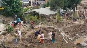 बचेखुचेको सामान व्यवस्थापनमा जुट्दै ललितपुरका बाढीपीडित