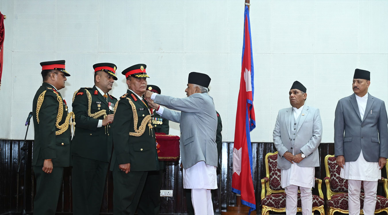 राष्ट्रपतिद्वारा नवनियुक्त प्रधानसेनापतिलाई महारथीको दर्ज्यानी चिह्न प्रदान