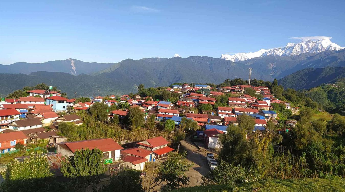 पर्यटक पर्खिरहेको घलेगाउँ