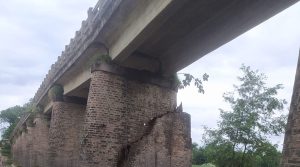 पर्साको तिलावे पुलको पिलर भत्कियो, आवतजावतमा समस्या