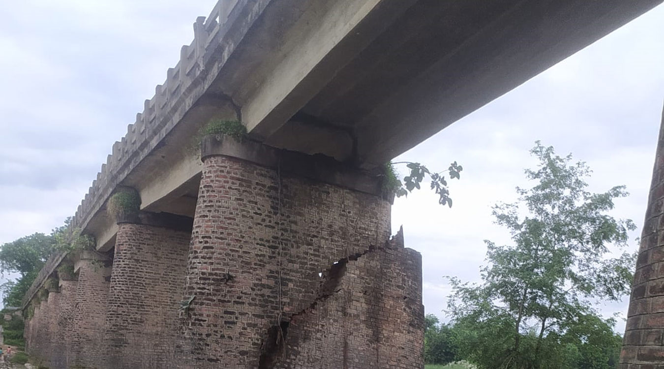 पर्साको तिलावे पुलको पिलर भत्कियो, आवतजावतमा समस्या