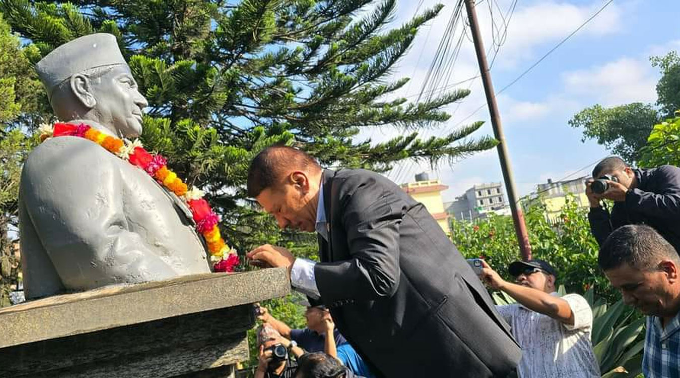 उपप्रधानमन्त्री सिंहद्धारा लौहपुरुष सिंहको सालिकमा माल्यार्पण