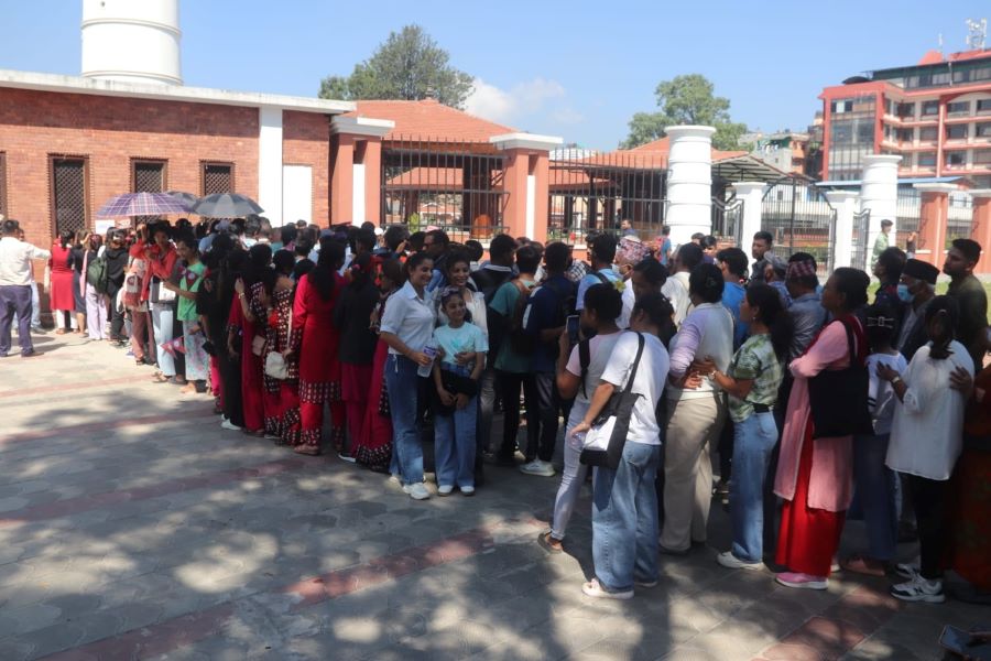 निःशुल्क रुपमा सर्वसाधारणका लागि खुला गरिएपछि धरहरा चढ्नेको भीड