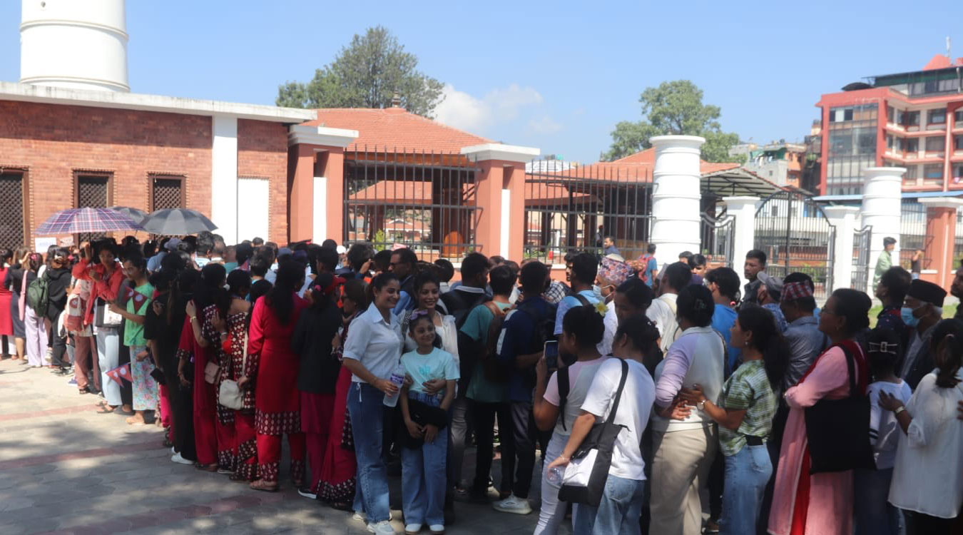 सर्वसाधारणका लागि खुला गरिएपछि धरहरा चढ्नेको भीड