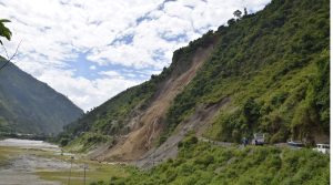 तीन दिनदेखि राजमार्ग अवरुद्ध हुँदा यात्रुहरु अलपत्र