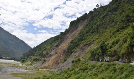 पहिराले अवरुद्ध चितवन तर्फको सडक खुल्यो, धादिङ तर्फ अझै अवरुद्ध पहिराले अवरुद्ध चितवन तर्फको सडक खुल्यो, धादिङ तर्फ अझै अवरुद्ध