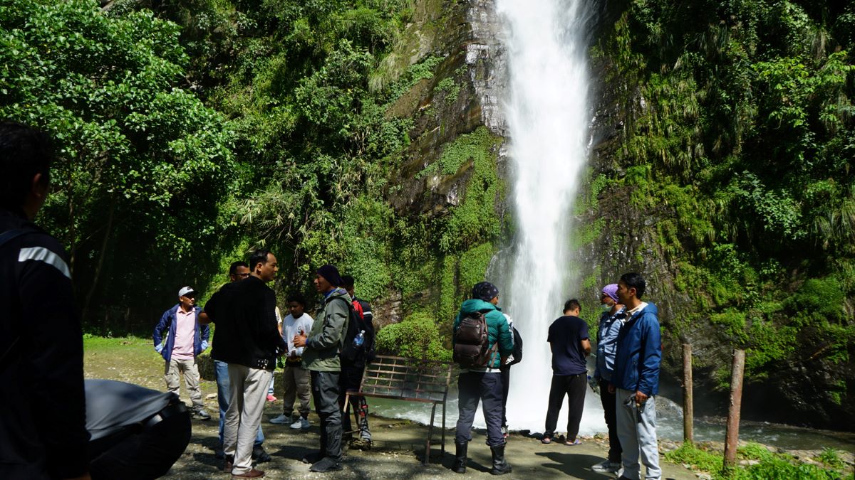 यात्राको दुुःख, कष्ट भुुलाइदिने मनमोहक झरना