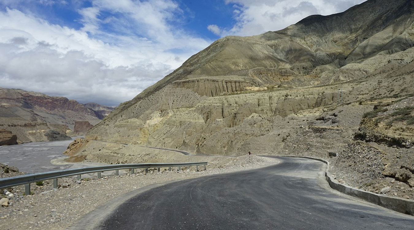 जोमसोमदेखि कागबेनी सडकखण्ड कालोपत्र