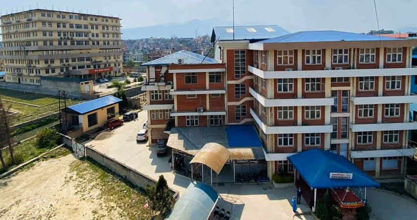 किस्ट अस्पतालमा पानी पसेपछि बिरामीलाई सुरक्षित स्थानमा सारियो