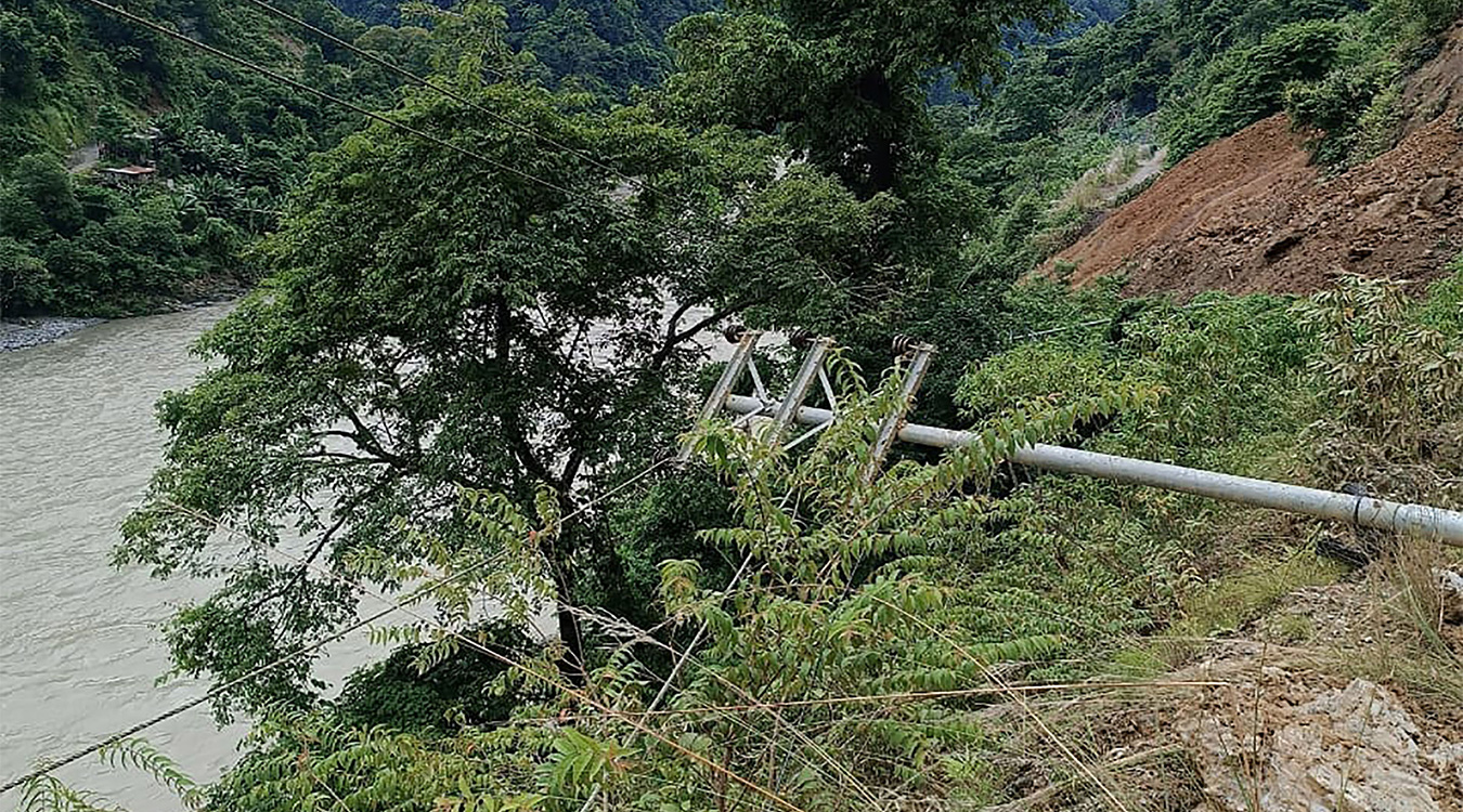 पहिरोले विद्युत् खम्बामा क्षति हुँदा एक हजार पाँच सय घरधुरी अन्धकारमा
