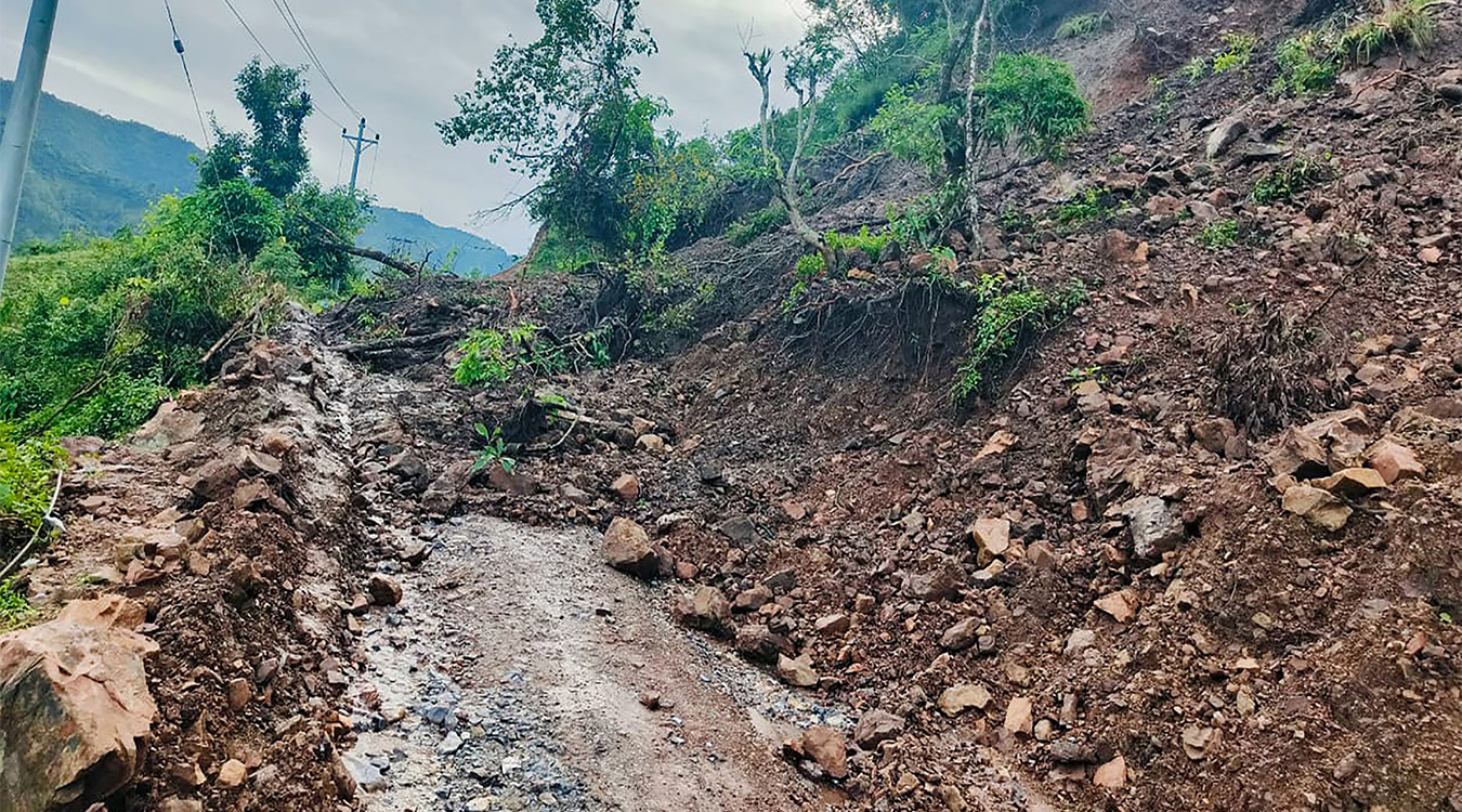 पहिरो खस्दा राजमार्ग पूर्ण रूपमा अवरुद्ध, यात्री अलपत्र