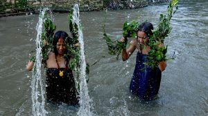 ऋषिपञ्चमीका अवसरमा राजधानीका नदी किनारमा स्नान गर्ने महिलाको भीड
