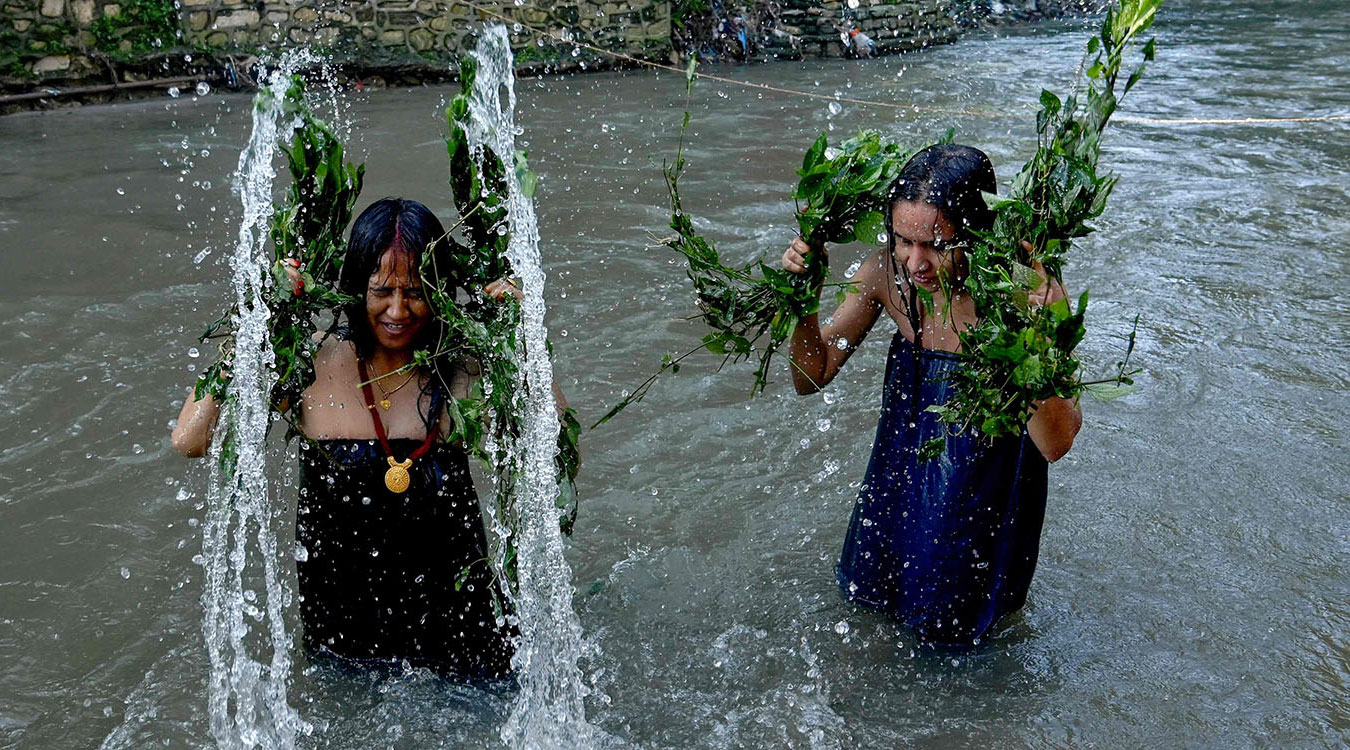 ऋषिपञ्चमीका अवसरमा राजधानीका नदी किनारमा स्नान गर्ने महिलाको भीड