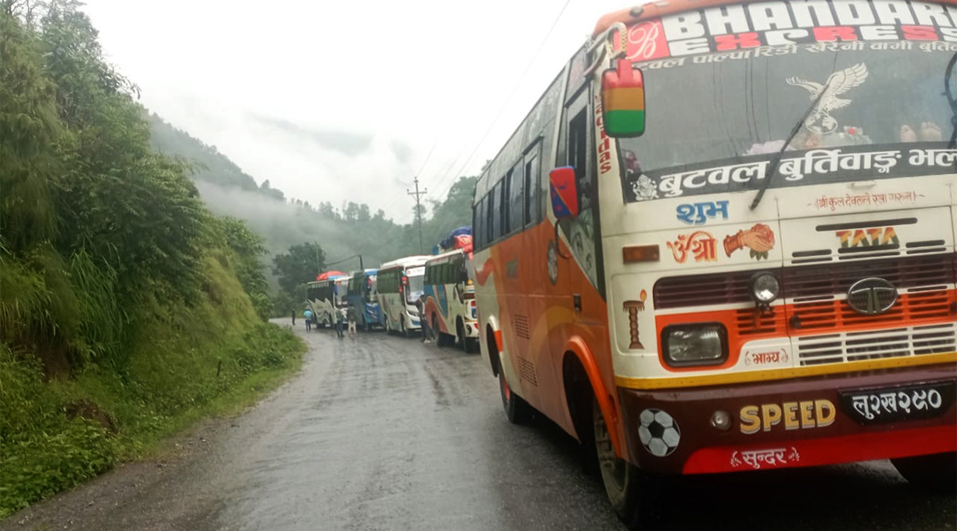 पहिरो खस्दा मध्यपहाडी लोकमार्ग अवरुद्ध