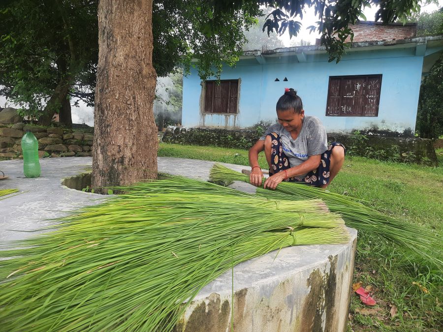 कुचोसँग चामल साटेर दैनिकी चलाउँछीन् ५७ वर्षीया ‘सम्झना’