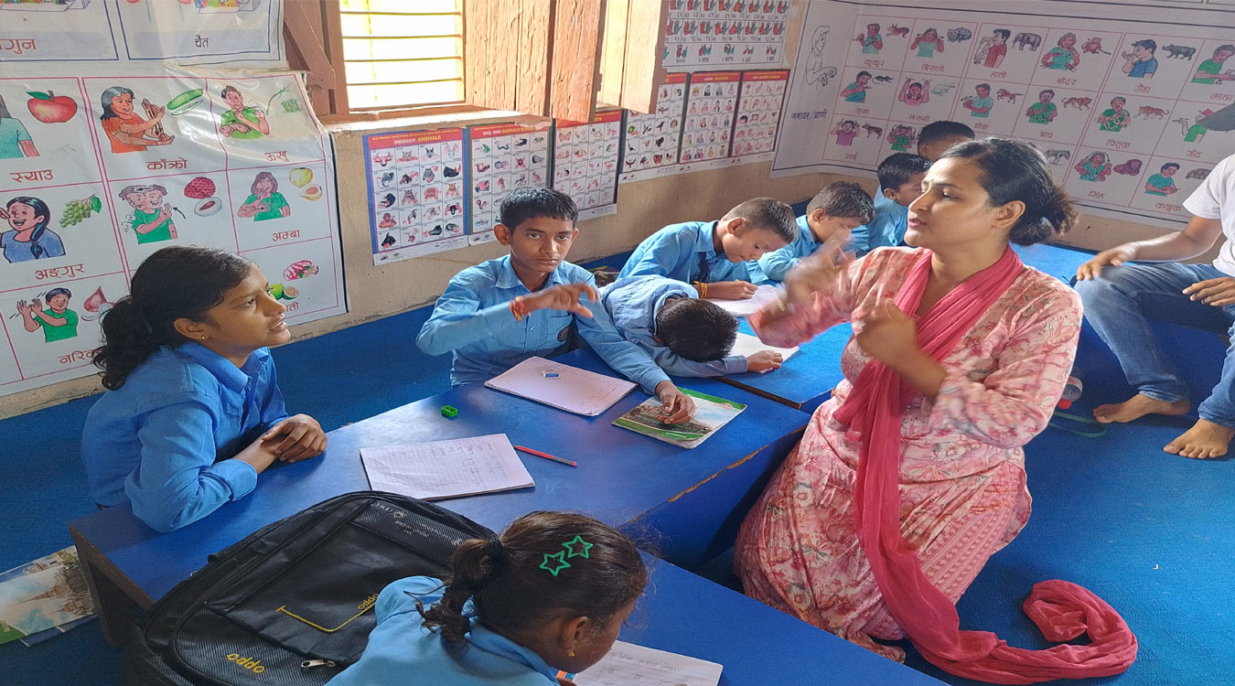 बहिरा विद्यार्थीको भविष्य कोर्दै बहिरा शिक्षिका गौतम