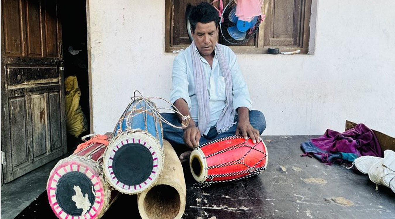 सङ्कटमा मादल बनाउने पेसा