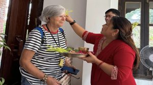 घुम्न आएका विदेशीलाई दसैंको टीका