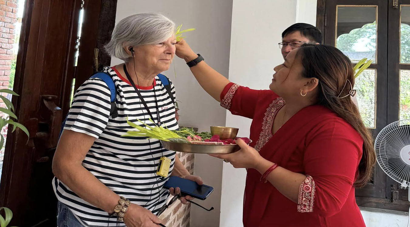 घुम्न आएका विदेशीलाई दसैंको टीका