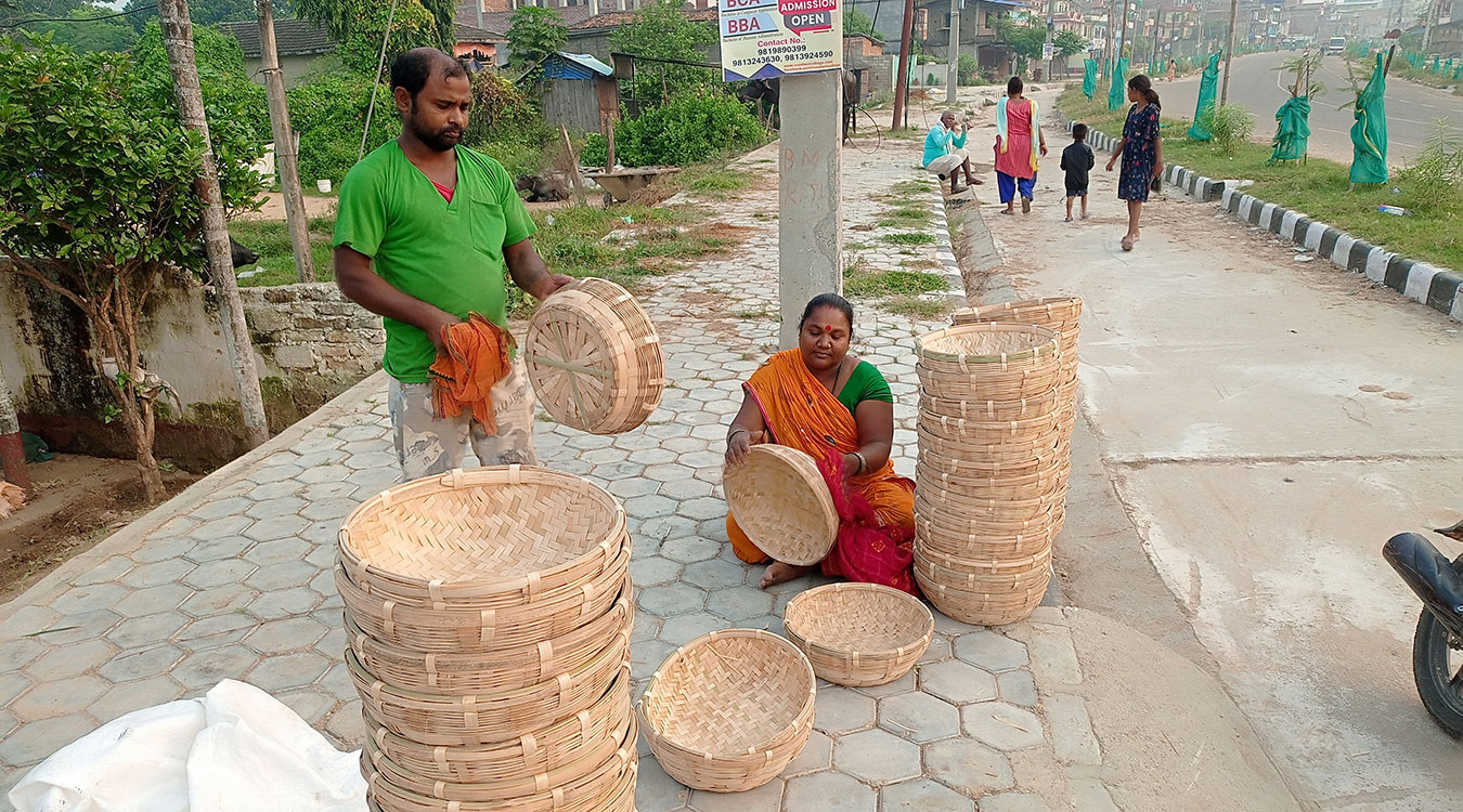 मिथिला क्षेत्रका डोम र बिन समुदायका मानिस चङेरा, ढकी, छिटी बनाउन व्यस्त