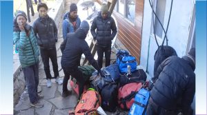 कामकै लागि दसैँ बिर्सिएका ‘पर्यटक भरिया’