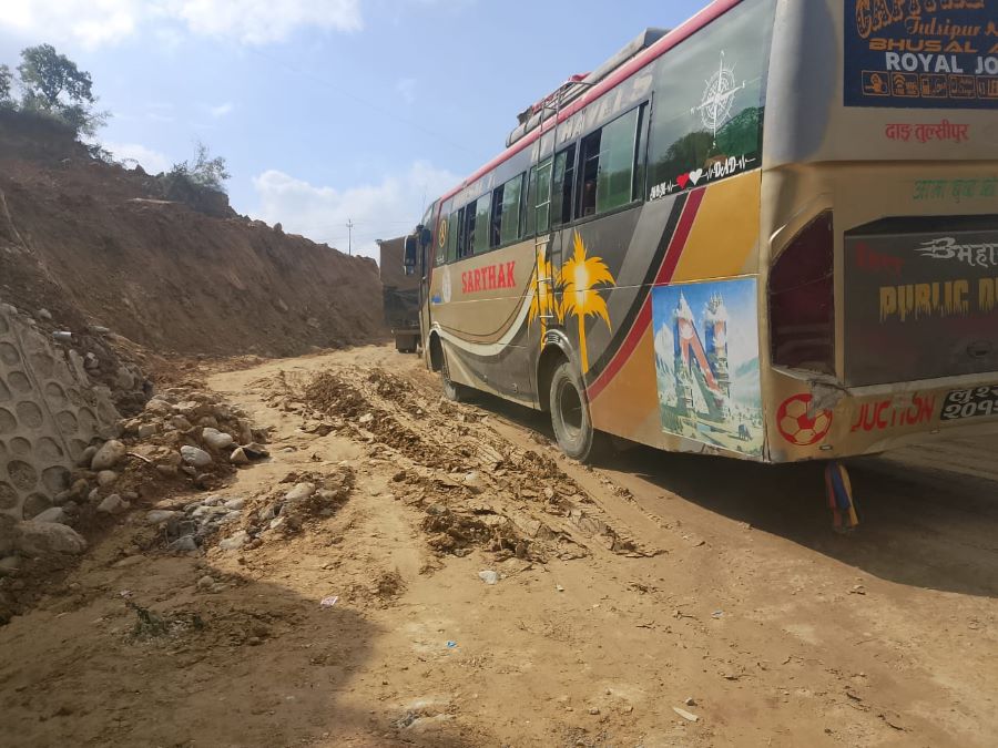 दाउन्नेमा सडक भासिएपछि सवारी साधन एकतर्फी सञ्चालन