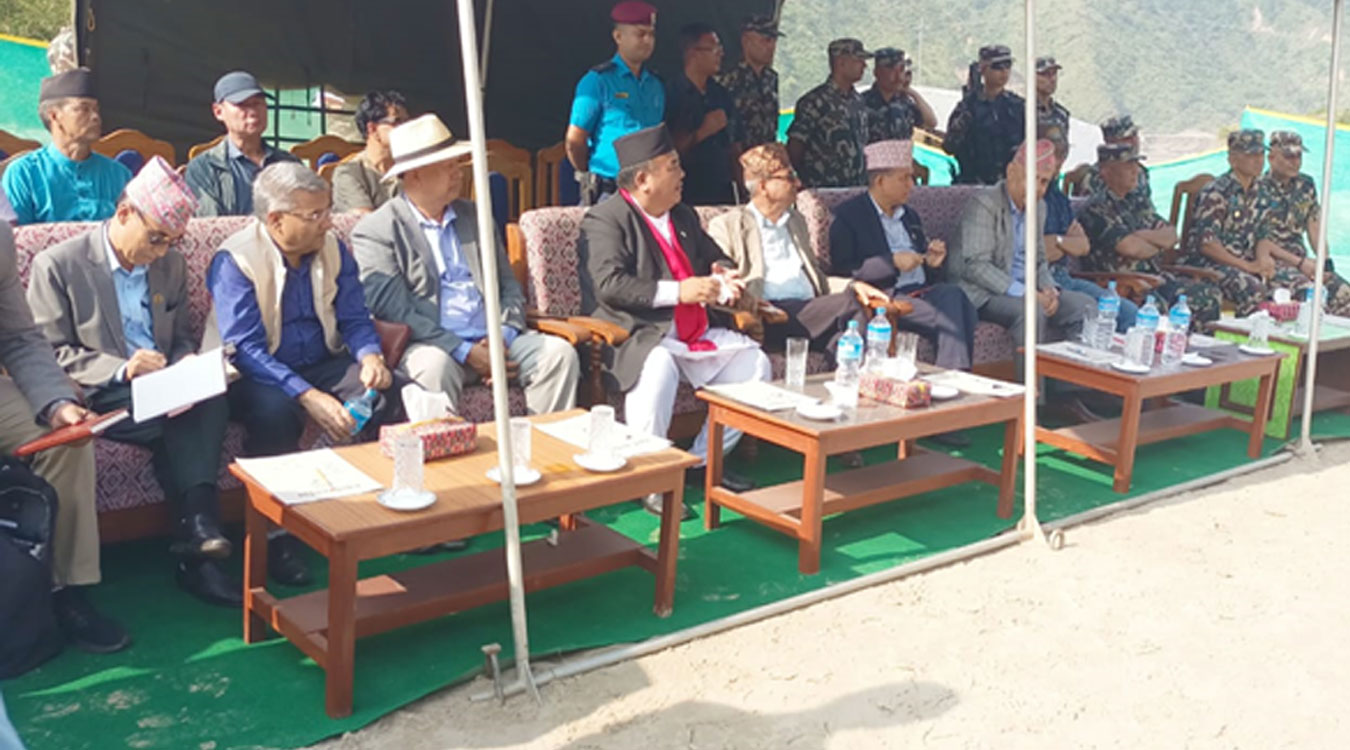 बाढी प्रभावित क्षेत्रको जानकारी लिन गृह,भौतिक र रक्षा मन्त्री सिन्धुलीमा