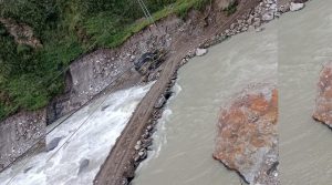 बाढीपहिराले पुल क्षतविक्षत भएपछि ह्युमपाइपले जोडियो तातोपानी नाका