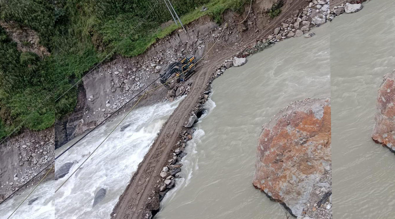 बाढीपहिराले पुल क्षतविक्षत भएपछि ह्युमपाइपले जोडियो तातोपानी नाका