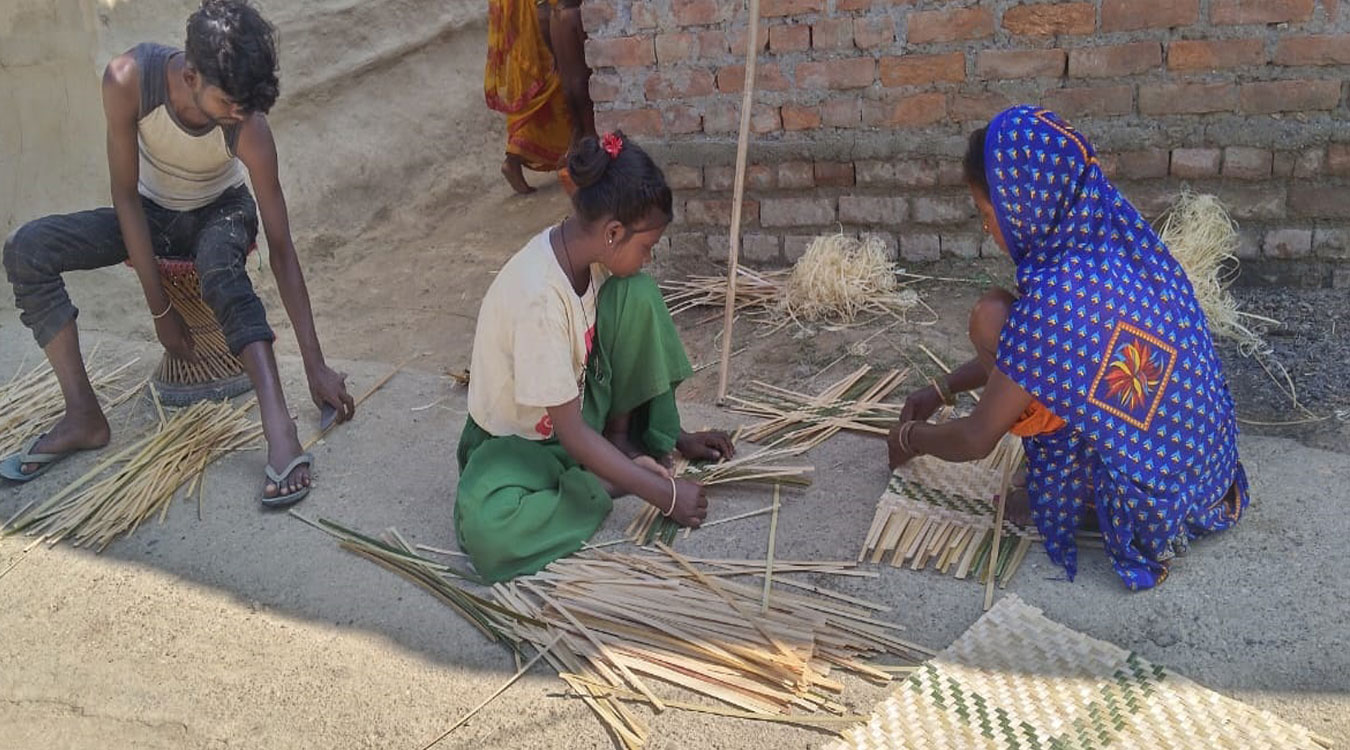 बाँसका सामग्री निर्माण गर्दै मेचीनगरका महिला