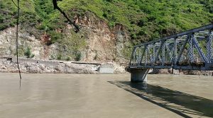 सिन्धुलीलाई रामेछाप र ओखलढुङ्गासँग जोड्ने पुलमा क्षति