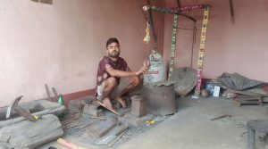 चुलेसी, कचिया, खुर्पीको बिक्री गरेर मासिक ५० हजार आम्दानी गर्दै शर्मा