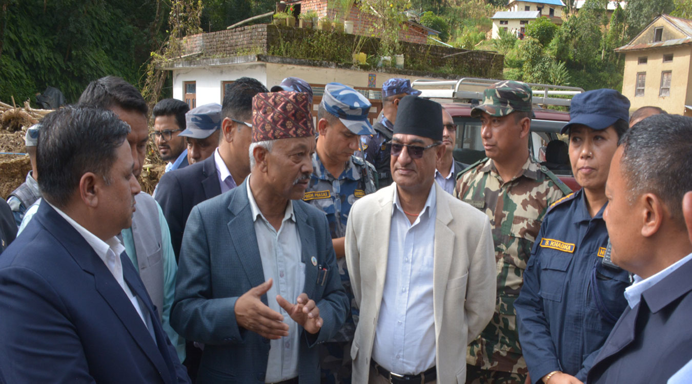 गृहमन्त्री लेखकद्वारा बाढीपहिरो प्रभावित क्षेत्रको निरीक्षण