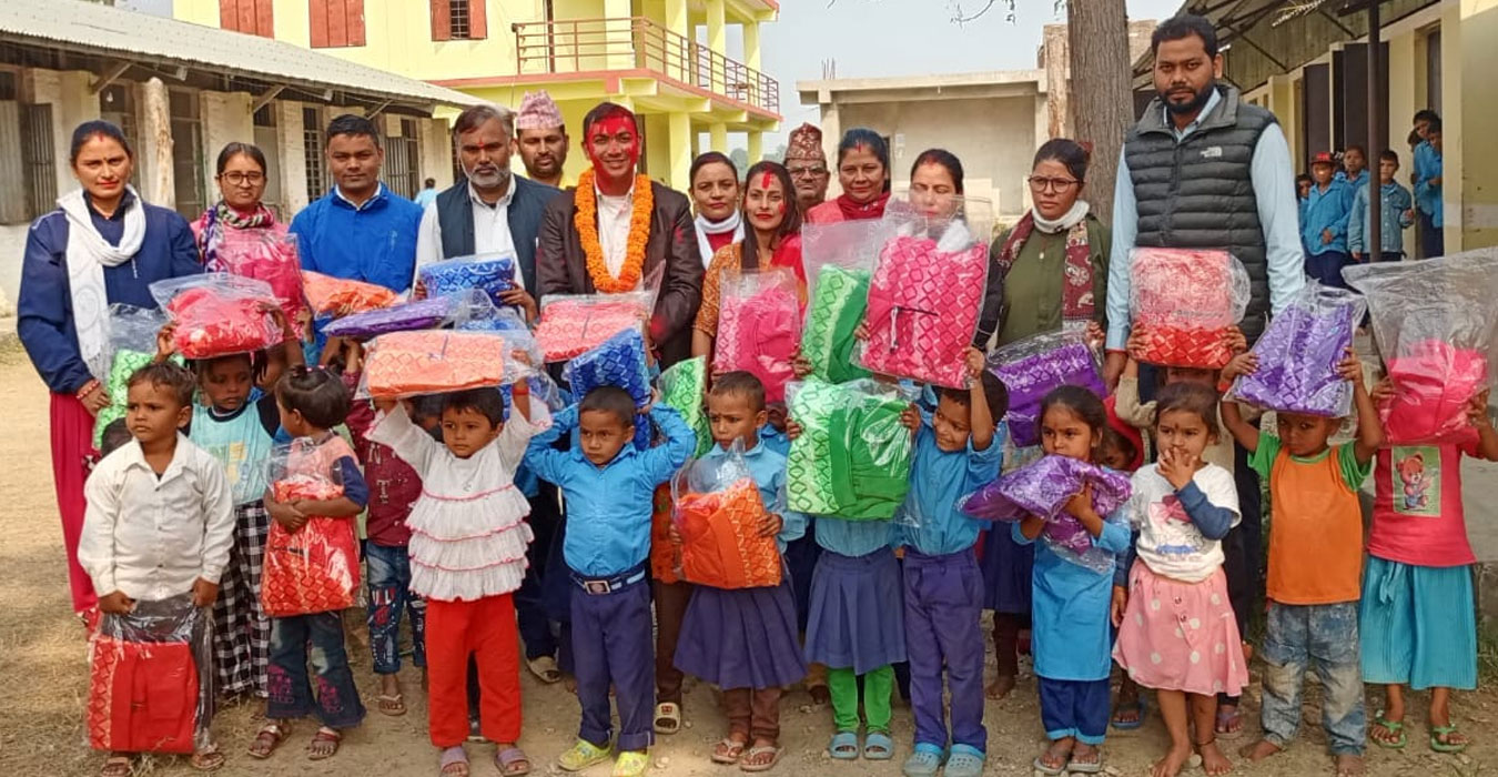 सन्तोष तिवारीद्वारा जन्म दिनमा न्यानो कपडा वितरण