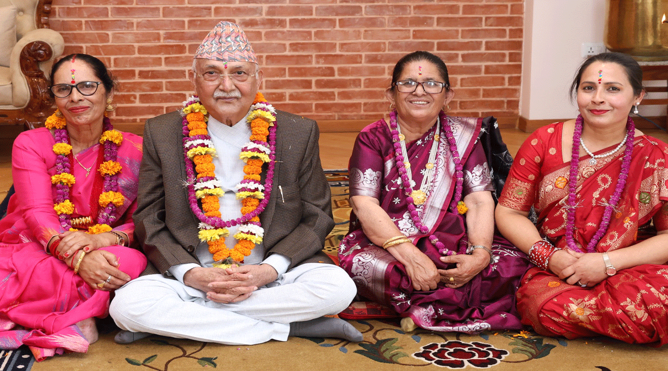 प्रधानमन्त्रीद्वारा बहिनीहरुबाट शुभसाइतमा टीका ग्रहण