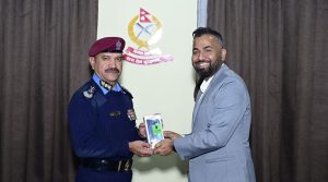 सवारी चालक अनुमती पत्रको नियमनका लागि ट्राफिक प्रहरीलाई ५१ थान मोबाइल फोन हस्तान्तण