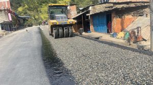 मध्यपहाडी लोकमार्ग कालोपत्र हुँदै