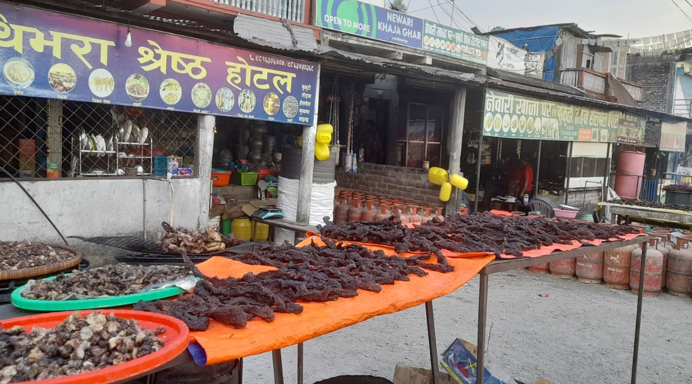 सुकुटी बेचेर मासिक दुई लाख आर्जन