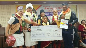 स्याङ्जाका चन्द्र गुरूङलाई गुरूङ पोसाक फोटो प्रतियोगिताको उपाधि