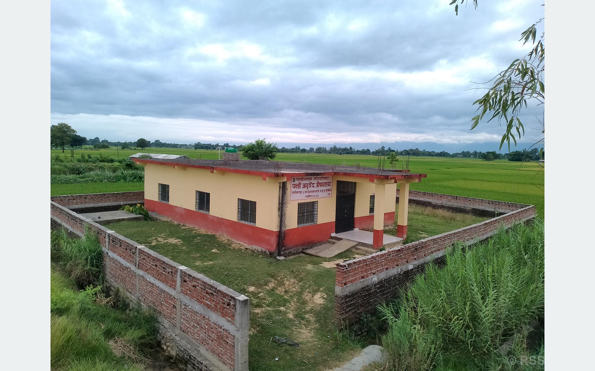 पाल्हीनन्दनको आयुर्वेद औषधालय भवन उपयोगविहीन
