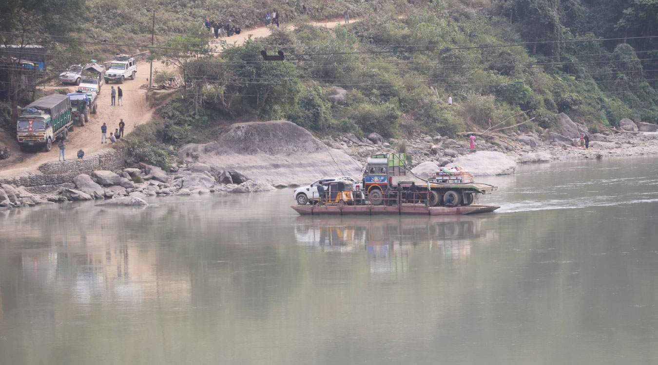 सतिघाटमा पक्की पुल नहुँदा बर्सेनि सास्ती भोग्दै नागरिक